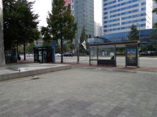 271番などが停まるバス停である「上岩DMC広報館.YTN」