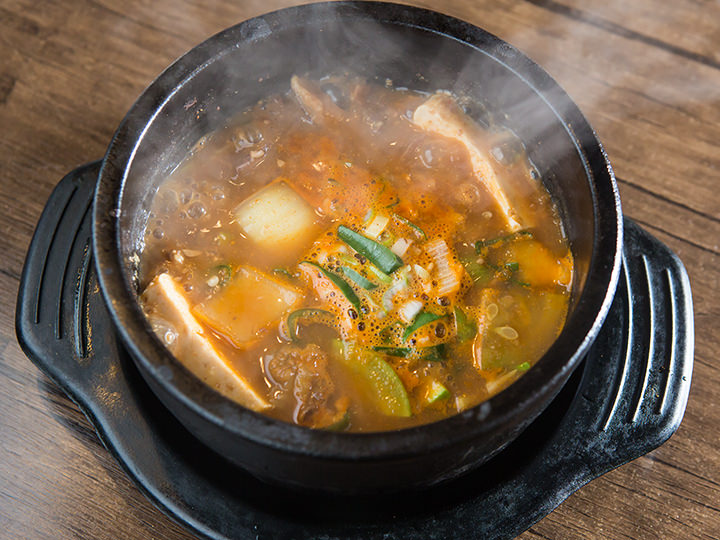 「味噌チゲ(テンジャンチゲ)」
具沢山でコクのあるスープが特徴