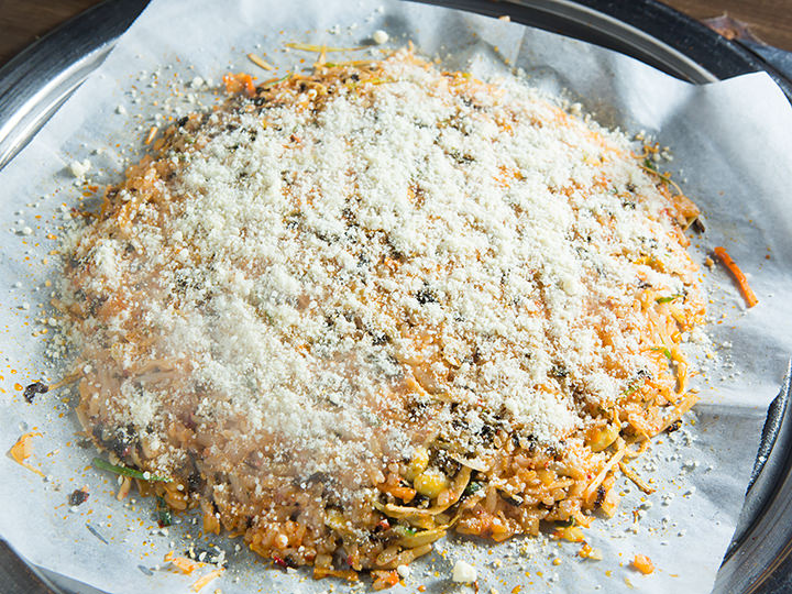 「焼き飯(ポックムパッ) 1人前」
お肉の後に必ずいただきたい一品。仕上げに振り掛けるパルメザンチーズの追加がおすすめ!