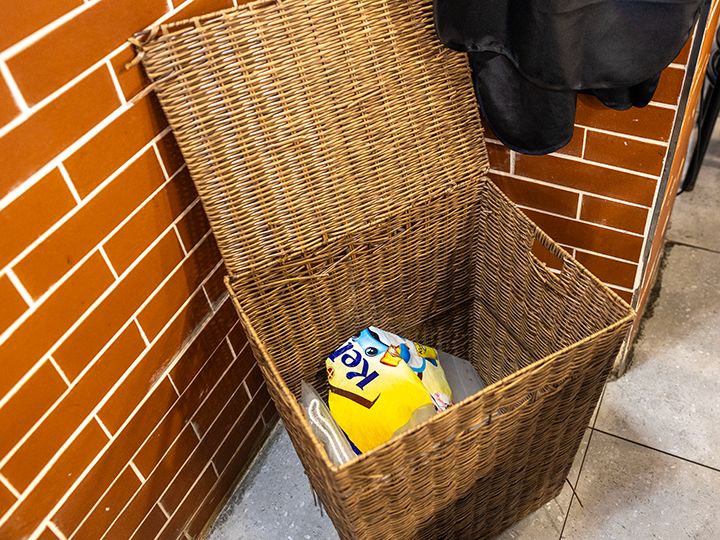 カバン・コートを入れる籠あり