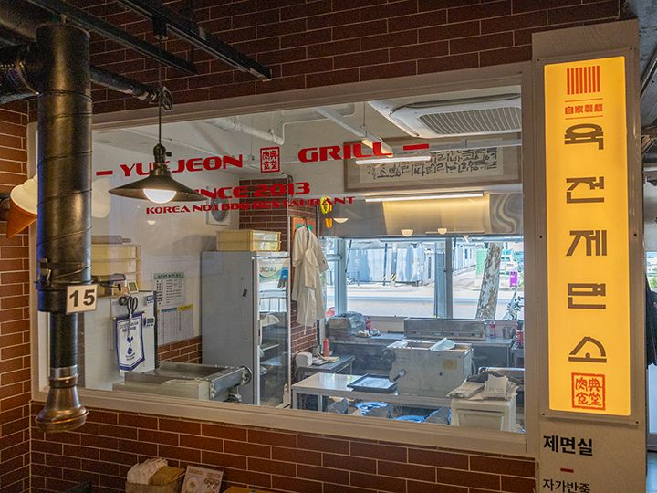 店内に製麺所コーナーがあり、自家製麺メニューはどれも美味しいと好評