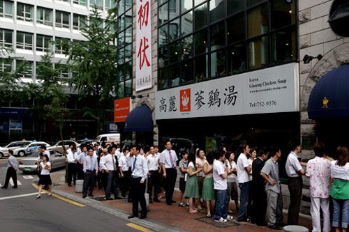 伏日には近隣の会社員で行列ができる