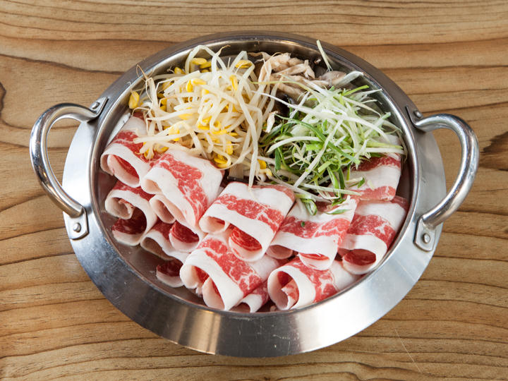 牛ともばら肉と野菜、キノコが入ったプルコギ