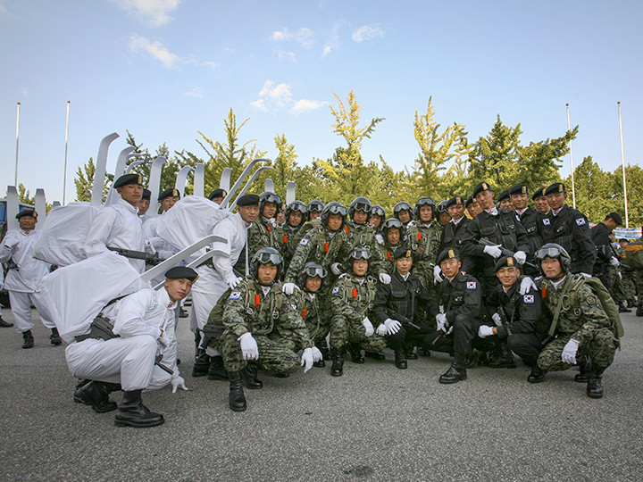 韓国男子は避けて通れない軍隊。大学1、2年で軍入隊のために休学するケース多し