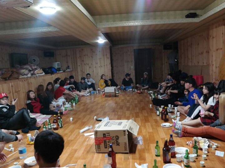 大きく輪になり、夜通しお酒を飲み続けるMT