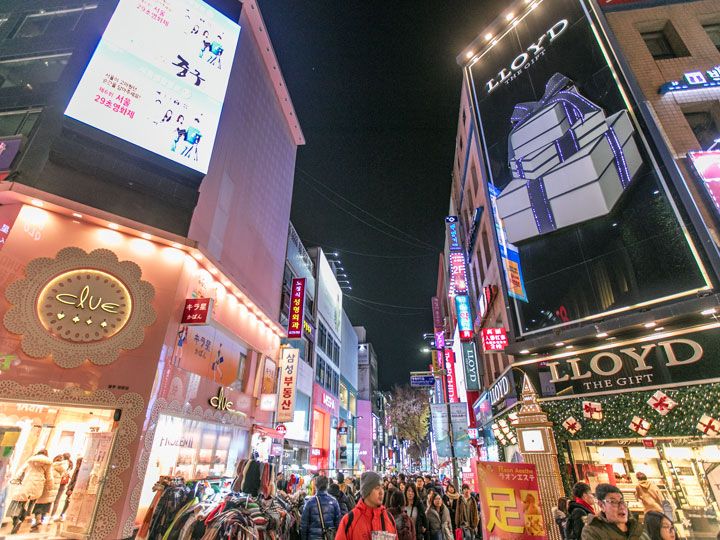 夜はさらに人が多くなるメインストリート