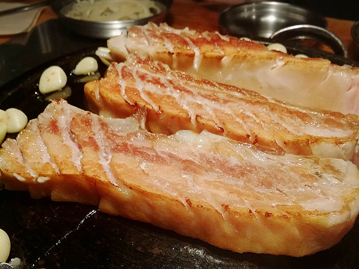 新道林(シンドリム)にある「ナノカルメギ」という焼き肉食べ放題のお店。1人前約1万ウォンという破格の安さ!サムギョプサルの他にもいろいろな種類のお肉が揃っています。