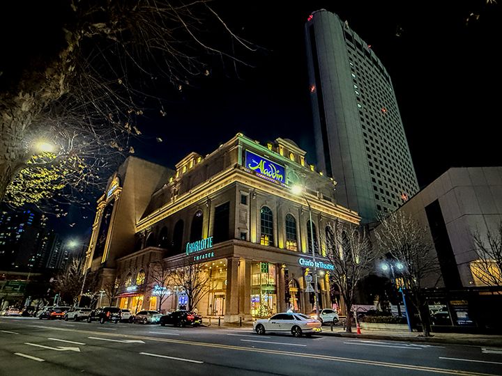 ホール(左)と、右側の高層ビルは「ロッテホテルワールド」