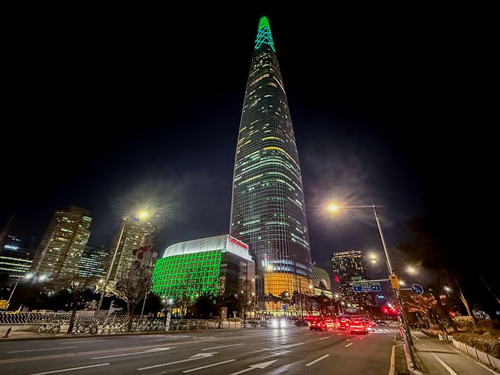 夜のロッテワールドタワー