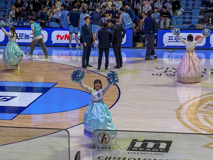 作戦タイム中のチアリーダーによるパフォーマンス ※衣装は名節時の試合のもの