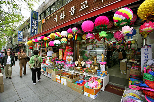 曹渓寺周辺の沿道にも仏教用品店がある