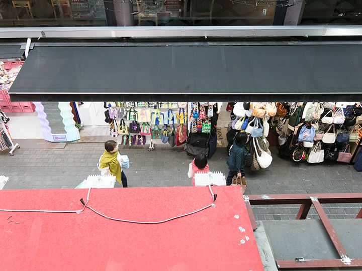 窓側席からは明洞の通りを見下ろせる