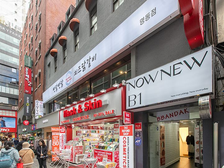 建物右側の入口から階段を利用