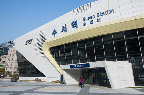 SRTå°ç¨é§ã§ããSRTæ°´è¥¿é§ã¯ãå°ä¸éï¼å·ç·ã»çå(ãã³ãã³)ç·æ°´è¥¿é§ã¨å°ä¸é£çµ¡éè·¯ã§ã¤ãªãã£ã¦ãã¾ã