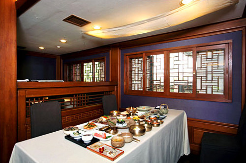 メニューは全てコースになっていて、2人分~注文可