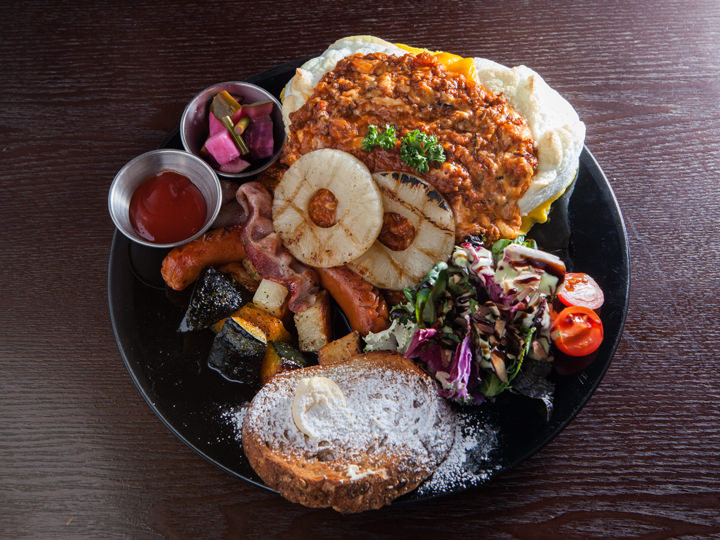 ブランチ キノールスペシャル 20,500ウォン

人気の「オリジナルブランチ」にオムレツなどが加わったちょっと贅沢なブランチ。

オーブンで焼いたオムレツはメレンゲを使用しておりふわふわのスフレ状で、チーズや自家製ミートソースもたっぷりかかっています。