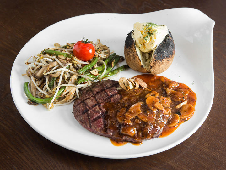 牛肩肉のステーキ 14,500ウォン

絶妙な焼き加減のステーキは、柔らかくお肉の旨みを感じられる味わい。ディナータイムには、ワインやビールと一緒にゆったりと食事を楽しむ人に特に好評のメニューです。