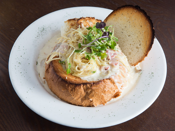 バネパスタ 15,500ウォン

またステーキと合わせて注文されることが多いという「バネパスタ」は、まろやかなホワイトソースのパスタが大きなバケットに入った食べ応えのある一品です。