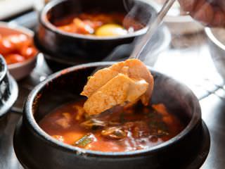 真っ赤なスープにおぼろ豆腐がたっぷり「スンドゥブチゲ」