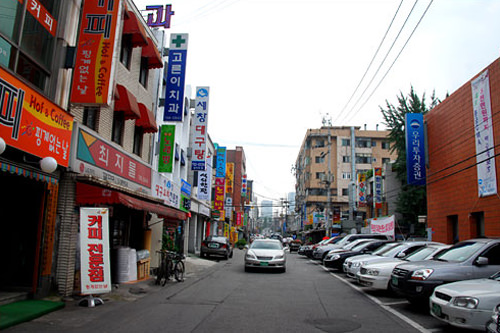 老舗人気店が軒を連ねる「三角地テグタン通り」