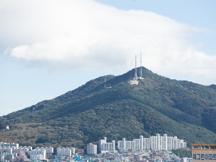 遠くには影島(ヨンド)の蓬莱山(ポンネサン)も