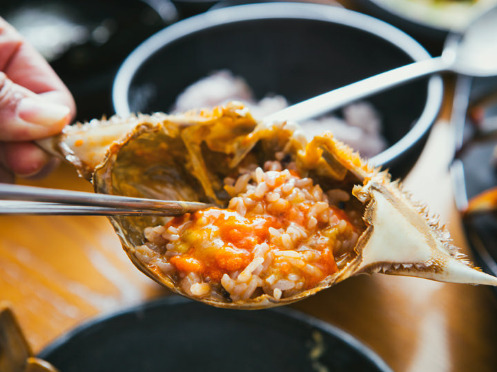 甲羅のカニ味噌にご飯を混ぜて