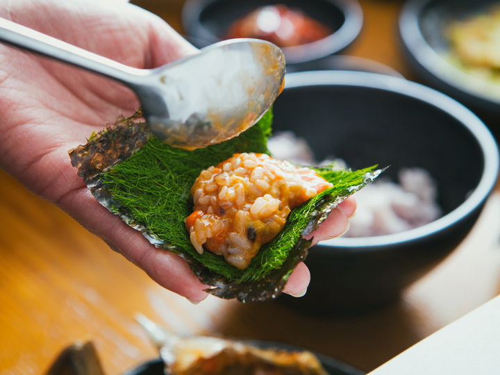 海苔とカムテ(カジメ海苔)で包んでいただきます