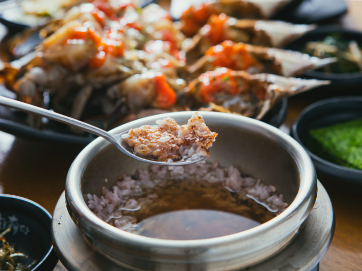 3.食事が終わる頃には、シメにピッタリなおこげスープに