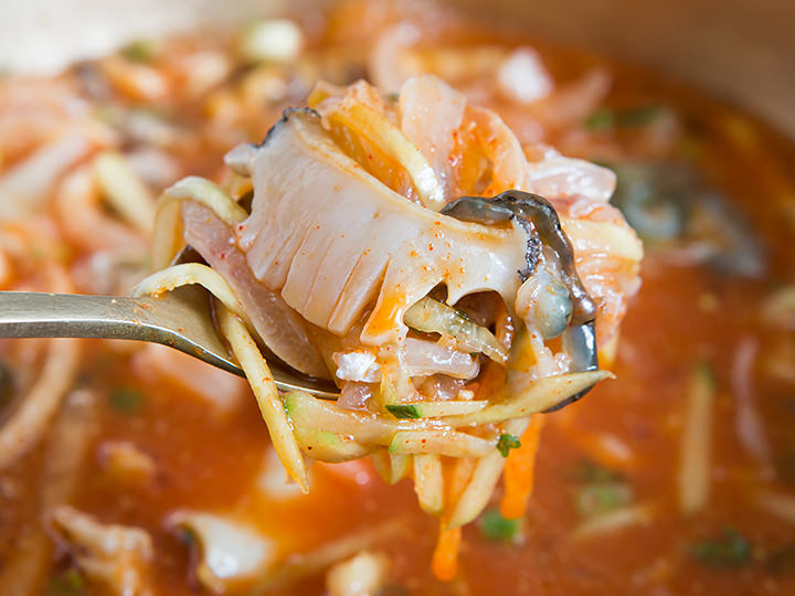 コリコリとした食感のアワビ