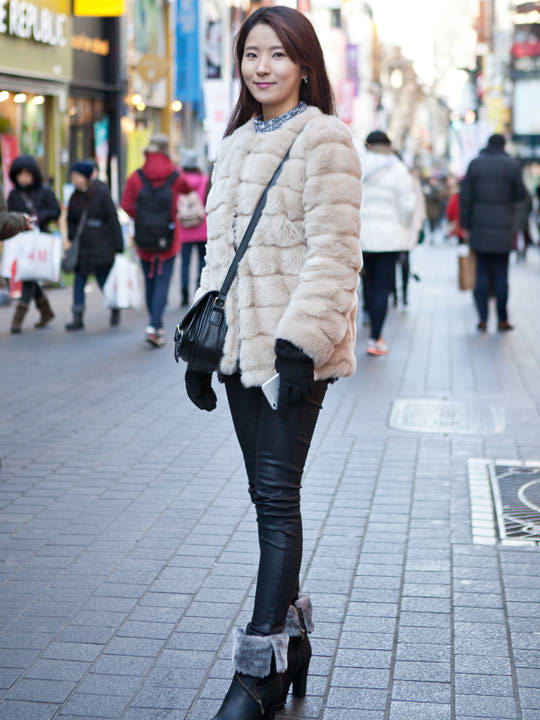 「FOREVER 21」のフェミニンなホワイトのファージャケットで視線釘付け
(ミンジさん・学生)