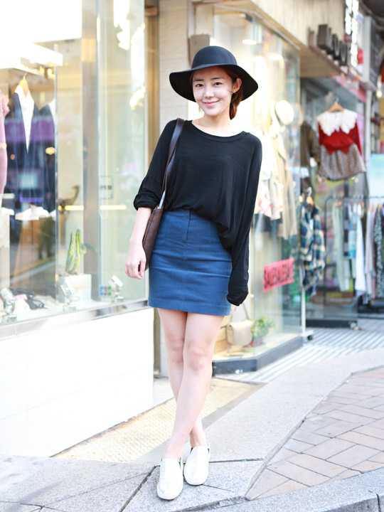 「H&M」の黒のフロッピーハットをコーディネートのポイントに
(ジウォンさん・モデル)