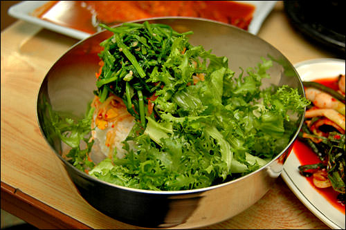 各種おかずをお好みで投入