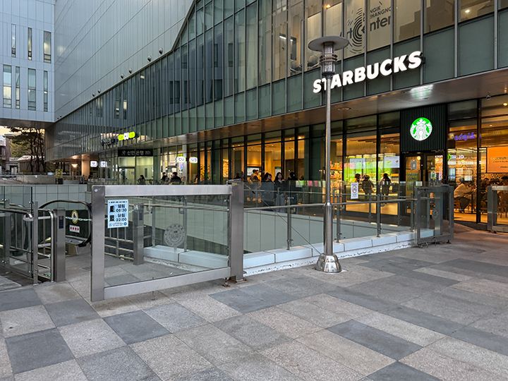 1階「スターバックスコーヒー」