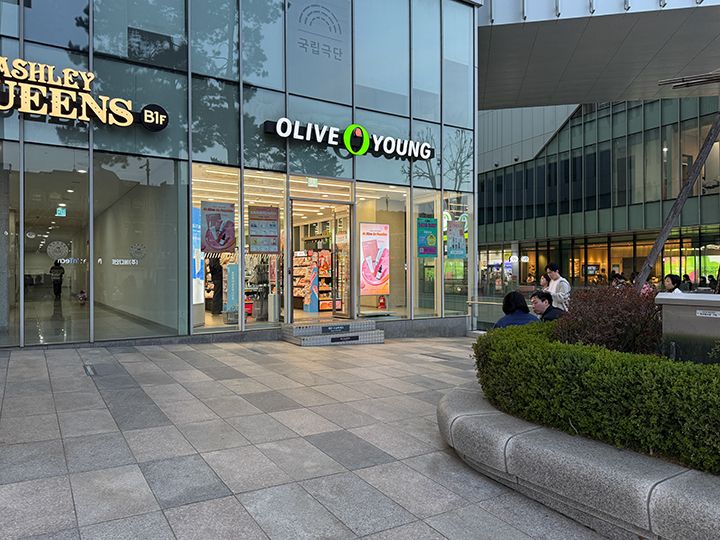 1階「オリーブヤング」