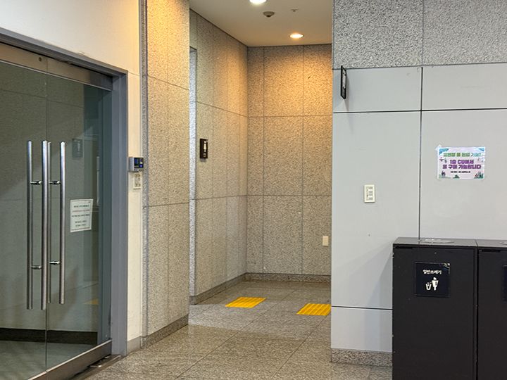 お手洗いは各フロアにあり