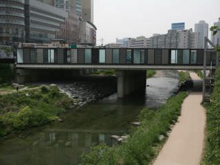 清渓川(チョンゲチョン)の黄鶴橋(ファンハッキョ)近くにある