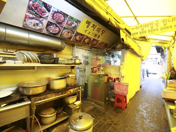 裏路地に位置
