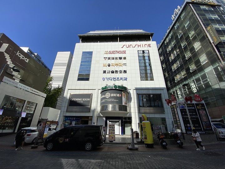 お店は地下1階に
