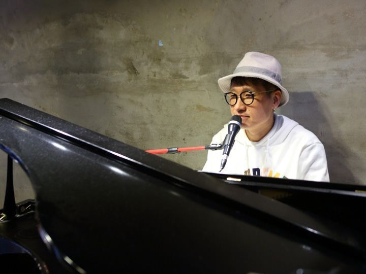 シンガーソングライター兼、音楽プロデューサーとして活動しているオーナー