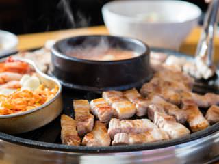 お肉が焼き上がるころには中央の味噌チゲも食べごろ。