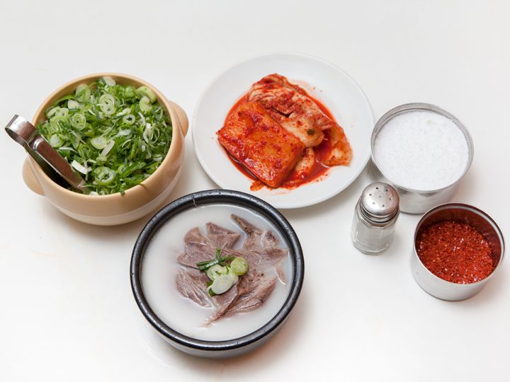 食べる時はネギ、塩、コショウをお好みで追加