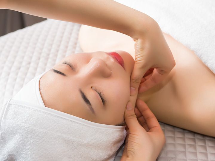 フェイスラインにアプローチ