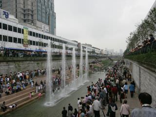 春から秋にかけて人気の東大門の噴水