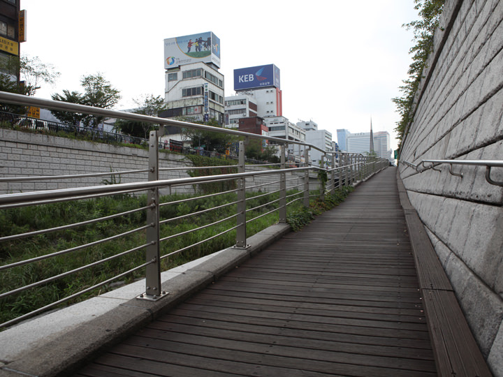 川沿いへは階段のほかスロープも各地に準備されている
