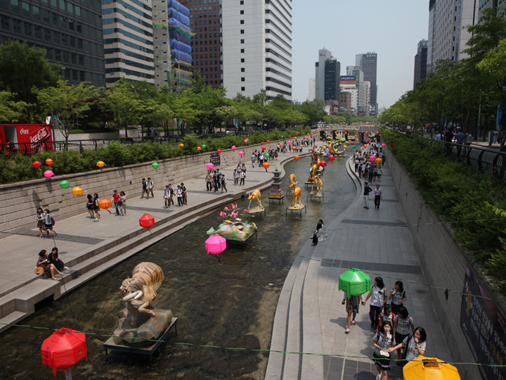 燃灯祝祭に備え、飾られた提灯