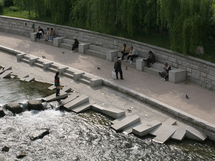 「清渓川洗濯場」
昔はここで洗濯をしていたと言われ、斜めに削られた洗濯用の石が当時の様子を物語っています