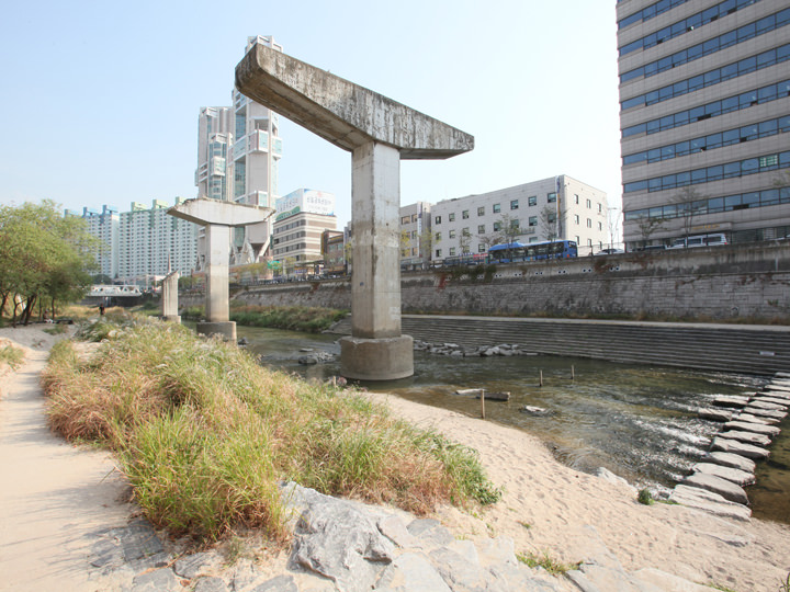 「存置橋柱」
高架道路撤去の際、すべてを撤去せずに3つの橋柱だけを記念に残しました。