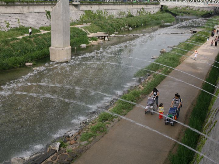 「トンネル噴水」
清渓川復元の歴史的意味を刻む場所の横では噴水をくぐることもできます