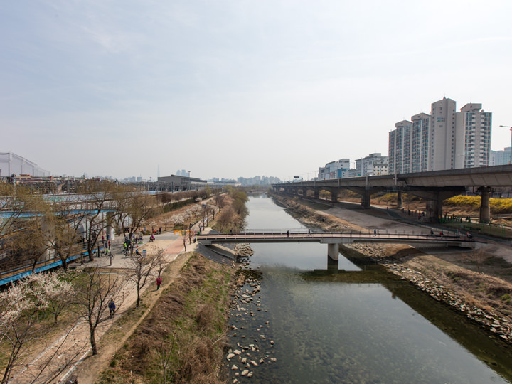 龍踏駅歩道橋の上から