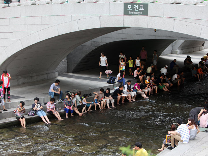夏の清渓川の橋の下は絶好の避暑地